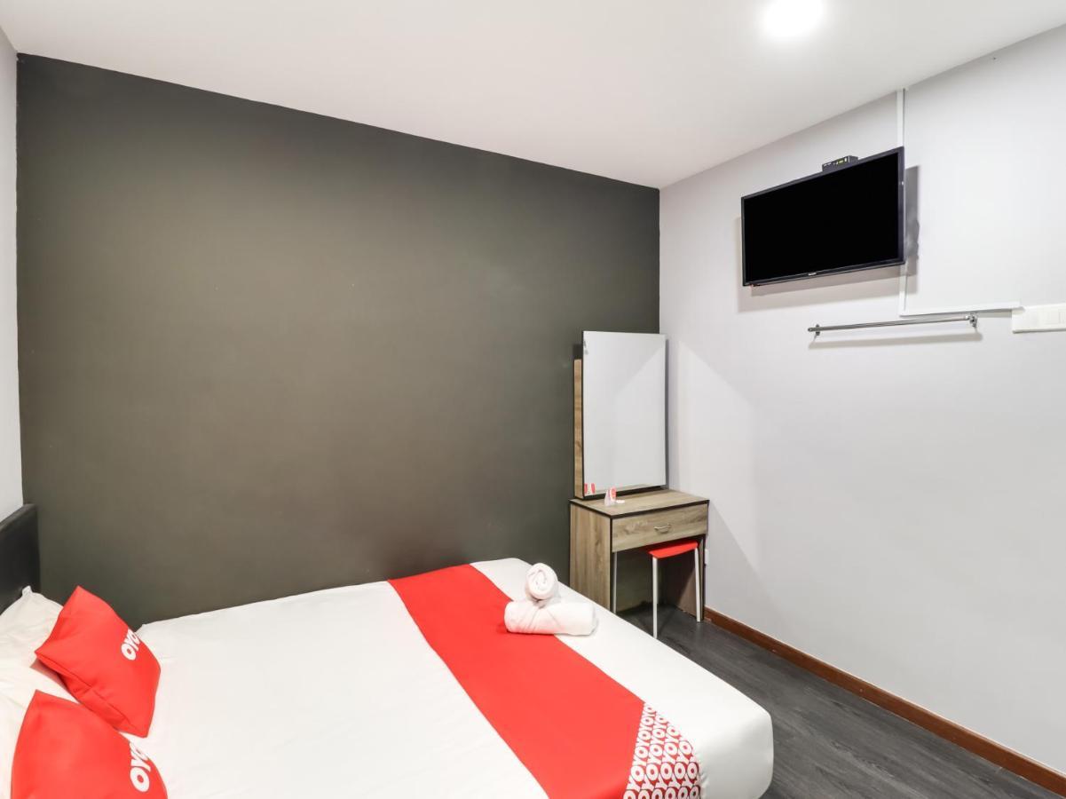 OYO 89381 Moonnight Hotel Batu-grotten Buitenkant foto
